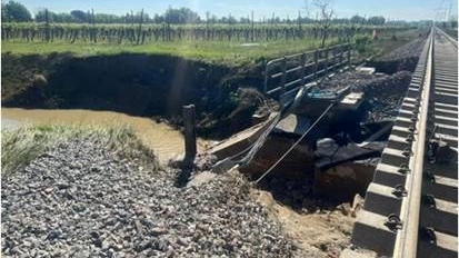 Pesanti danni alla linea ferroviaria fra Lugo e Russi (Ravenna)