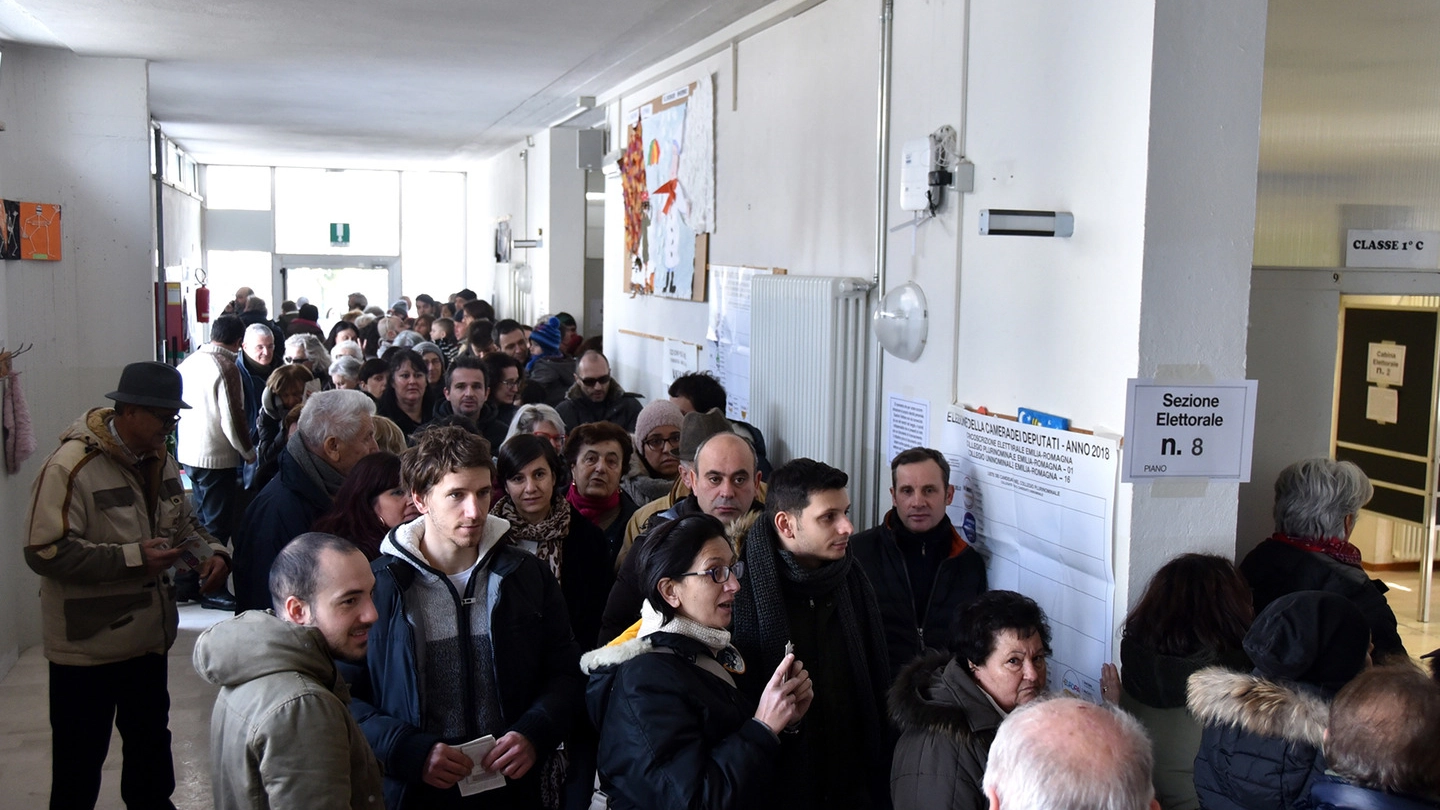 Elezioni 4 marzo, gente ai seggi a Forlimpopoli (Foto Fantini)