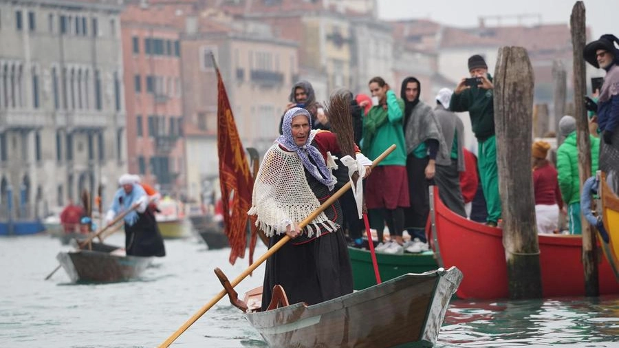 Venezia, la Regata delle Befane taglia il traguardo sotto il Ponte di Rialto