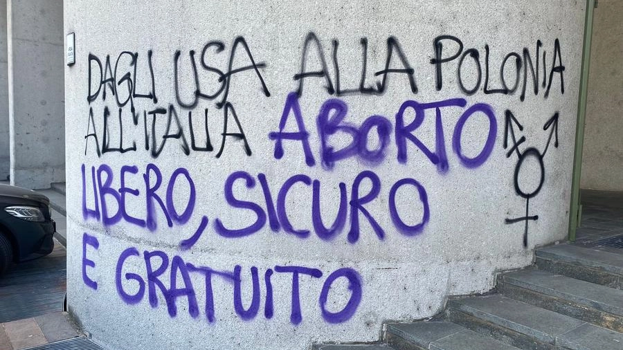 Le scritte pro aborto apparse davanti alla Regione Emilia Romagna (Foto Dire)