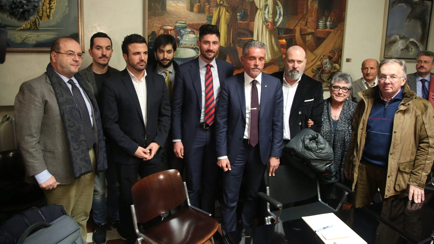 Stefano Bonaccini con i sindaci del Cesenate