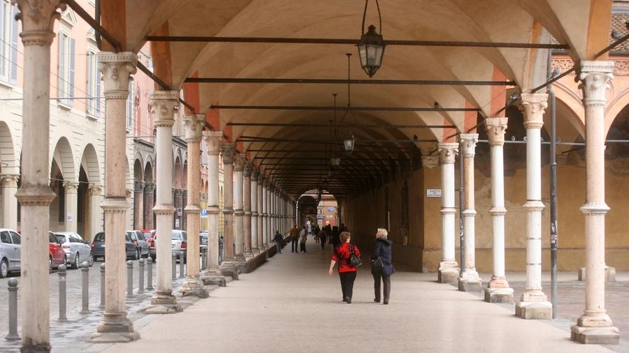 Bologna, il portico di Santa Maria dei Servi (FotoSchicchi)