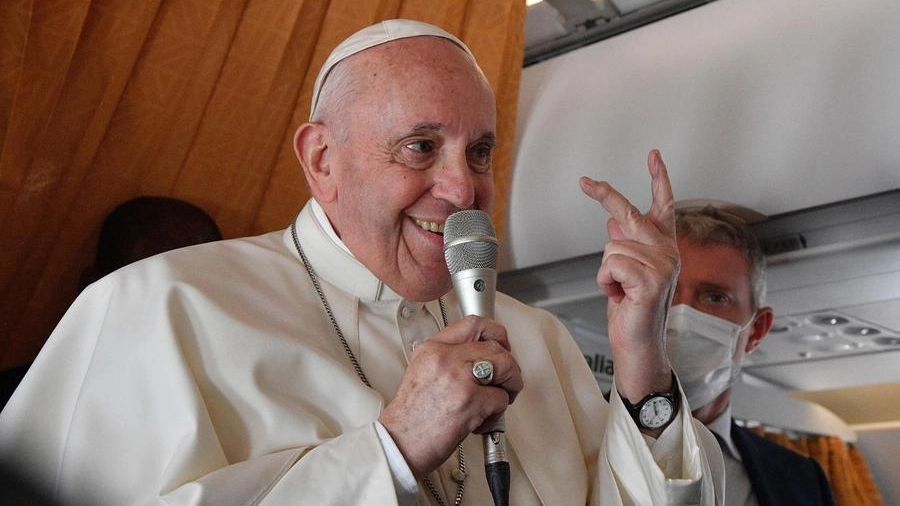 Papa Francesco risponde ai giornalisti sul volo di ritorno (Ansa)