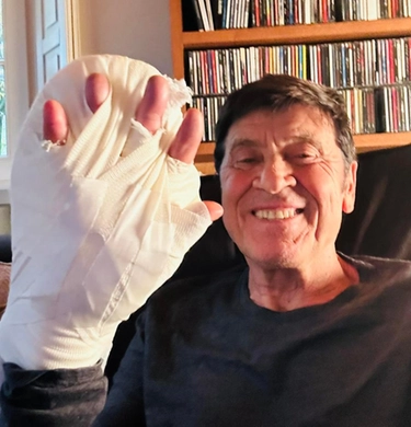 Gianni Morandi, ancora la mano fasciata: "Ho fatto il tagliando"