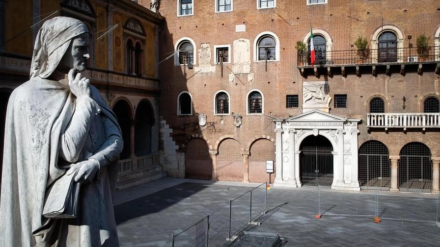 Verona, completato il restauro della statua di Dante Alighieri