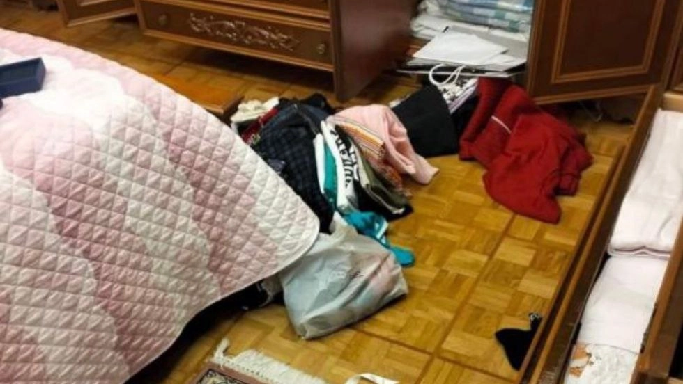 Il caos lasciato dai ladri durante il furto in appartamento