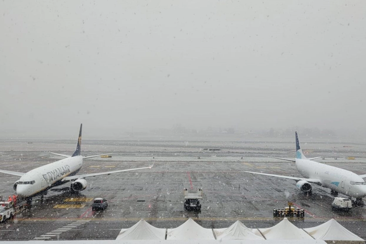 Neve a Bologna, le operazioni di de-icing all'aeroporto Marconi