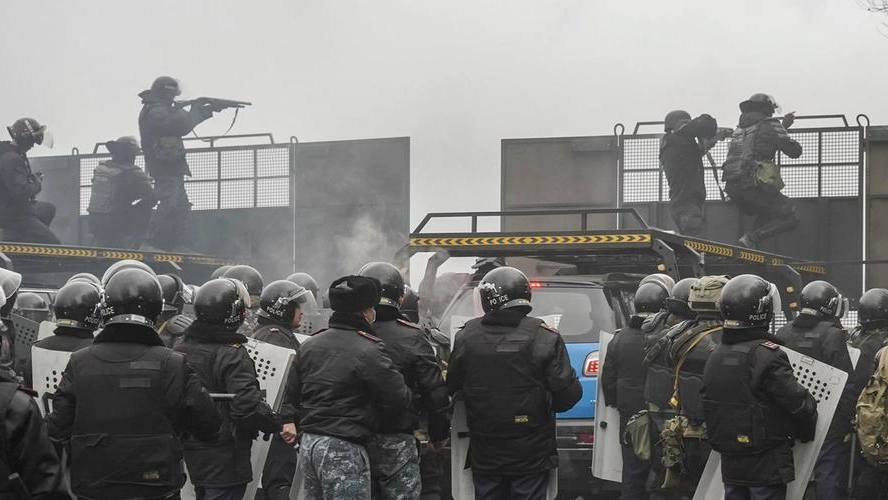 Kazakistan, scontri per il caro-gas (Ansa)