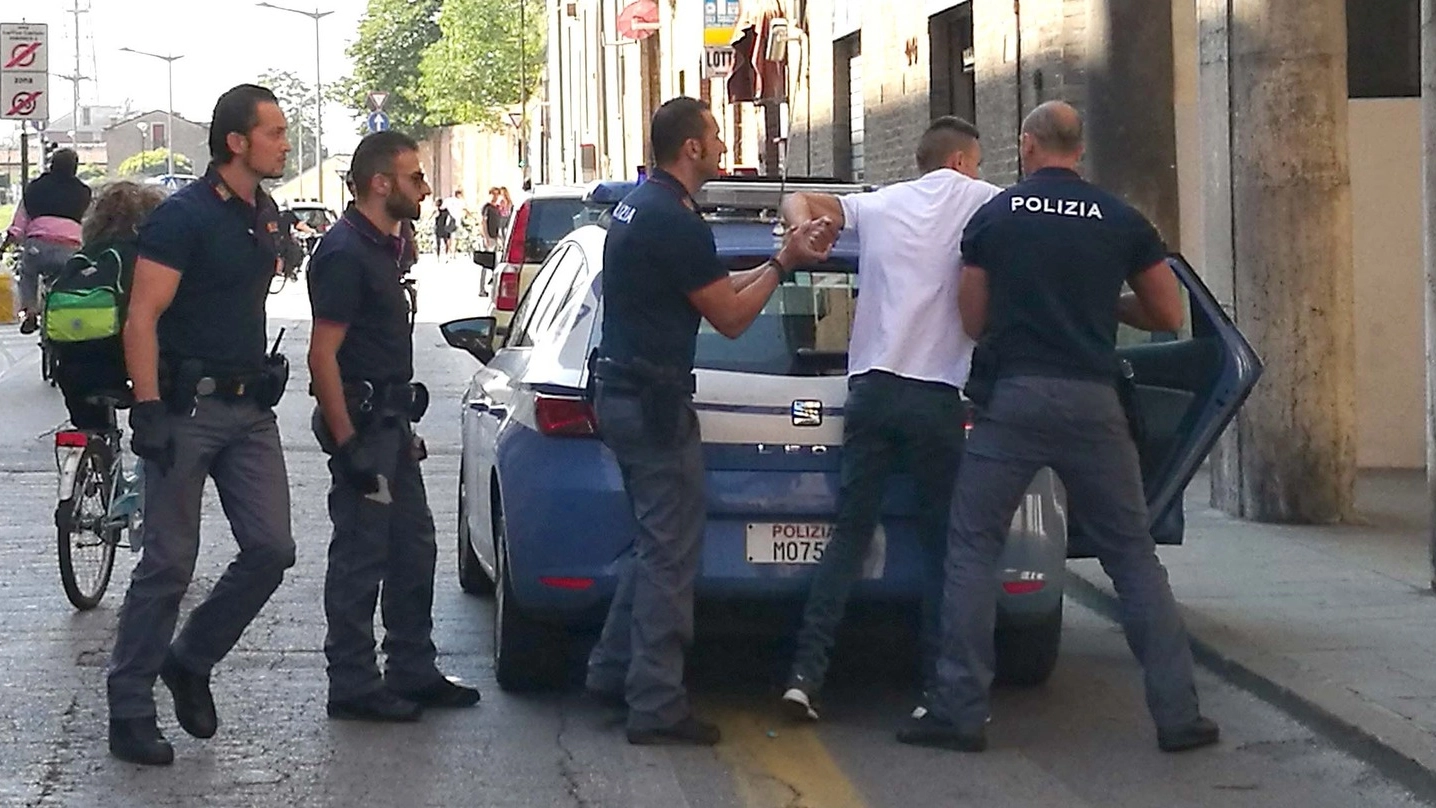 Ferrara, la Polizia blocca l’aggressore (Foto BusinessPress)