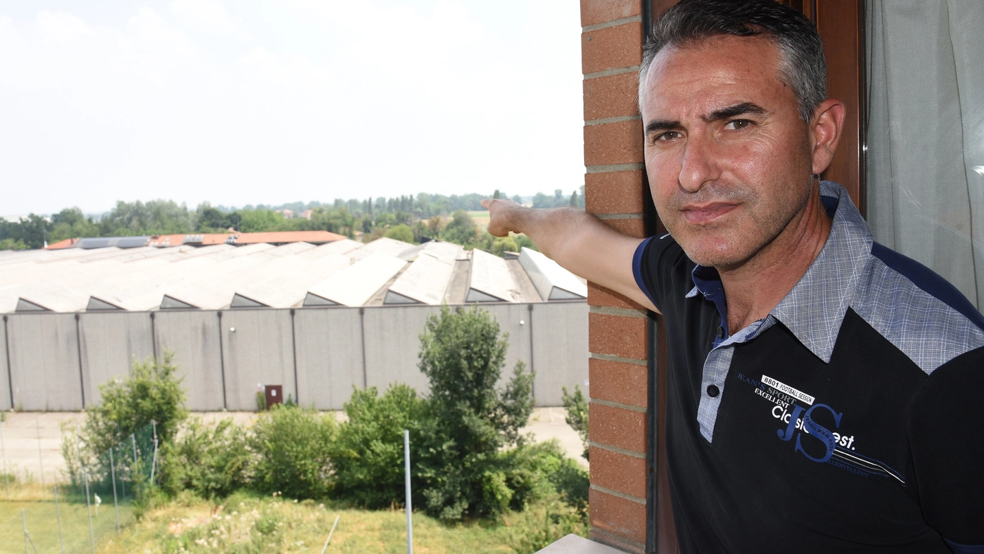 Il residente Gaetano Pipoli indica la copertura in amianto della ex Terim