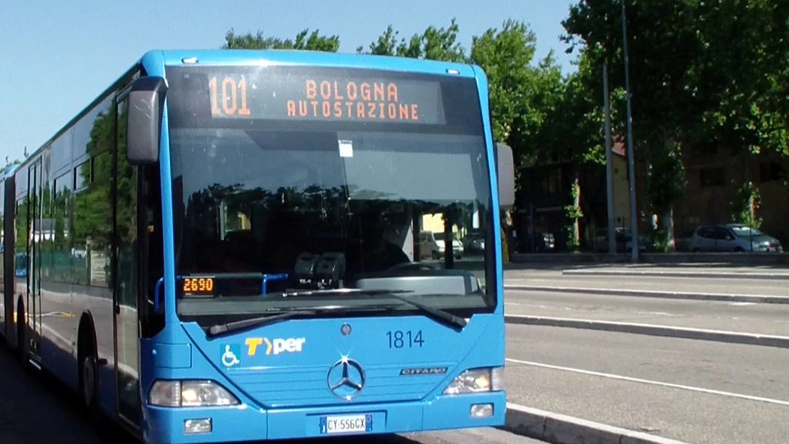 Bus in provincia di Bologna, un 40enne è stato denunciato per molestie (Dire)