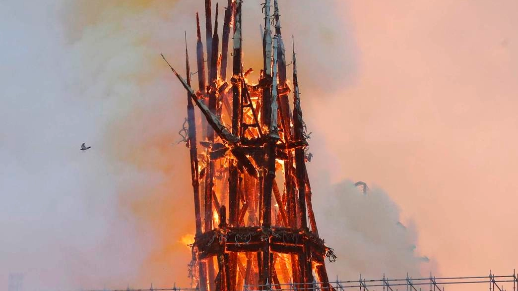 Notre Dame, uno dei monumenti dell’umanità, viene distrutta dal colossale incendio