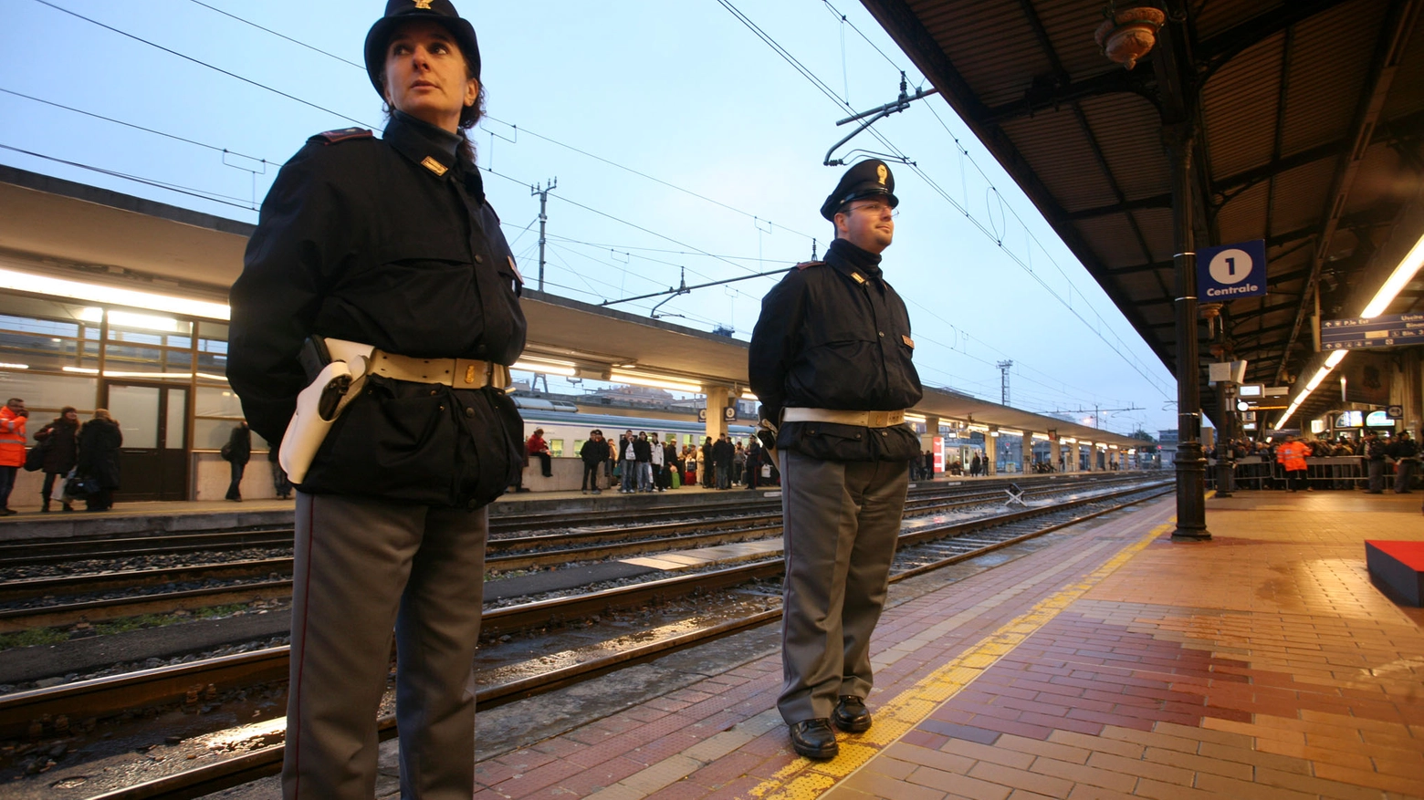 Agenti della Polfer in servizio alla stazione di Bologna (foto Schicchi)