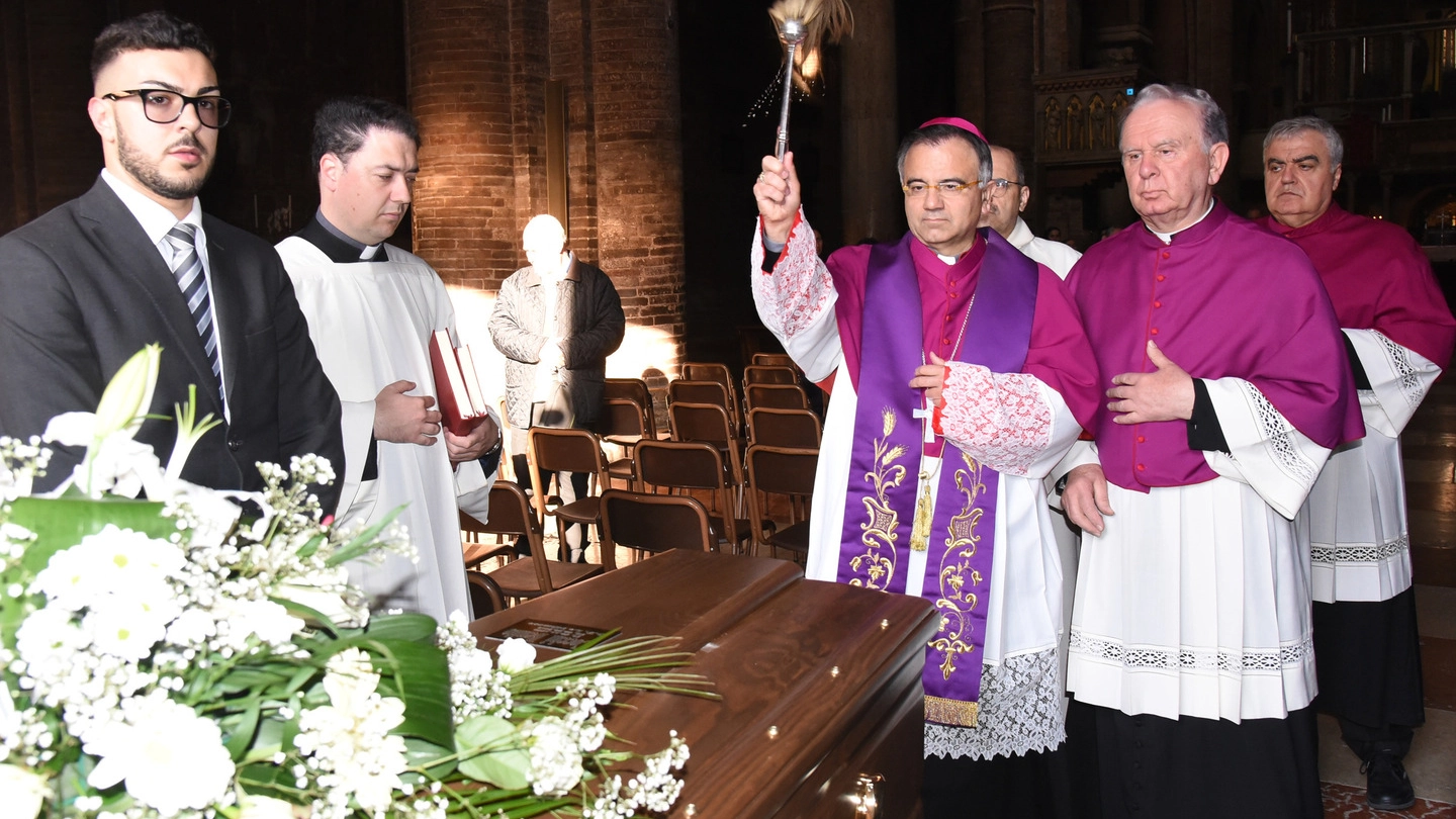 Il feretro è stato accolto dal vescovo Erio Castellucci in Duomo