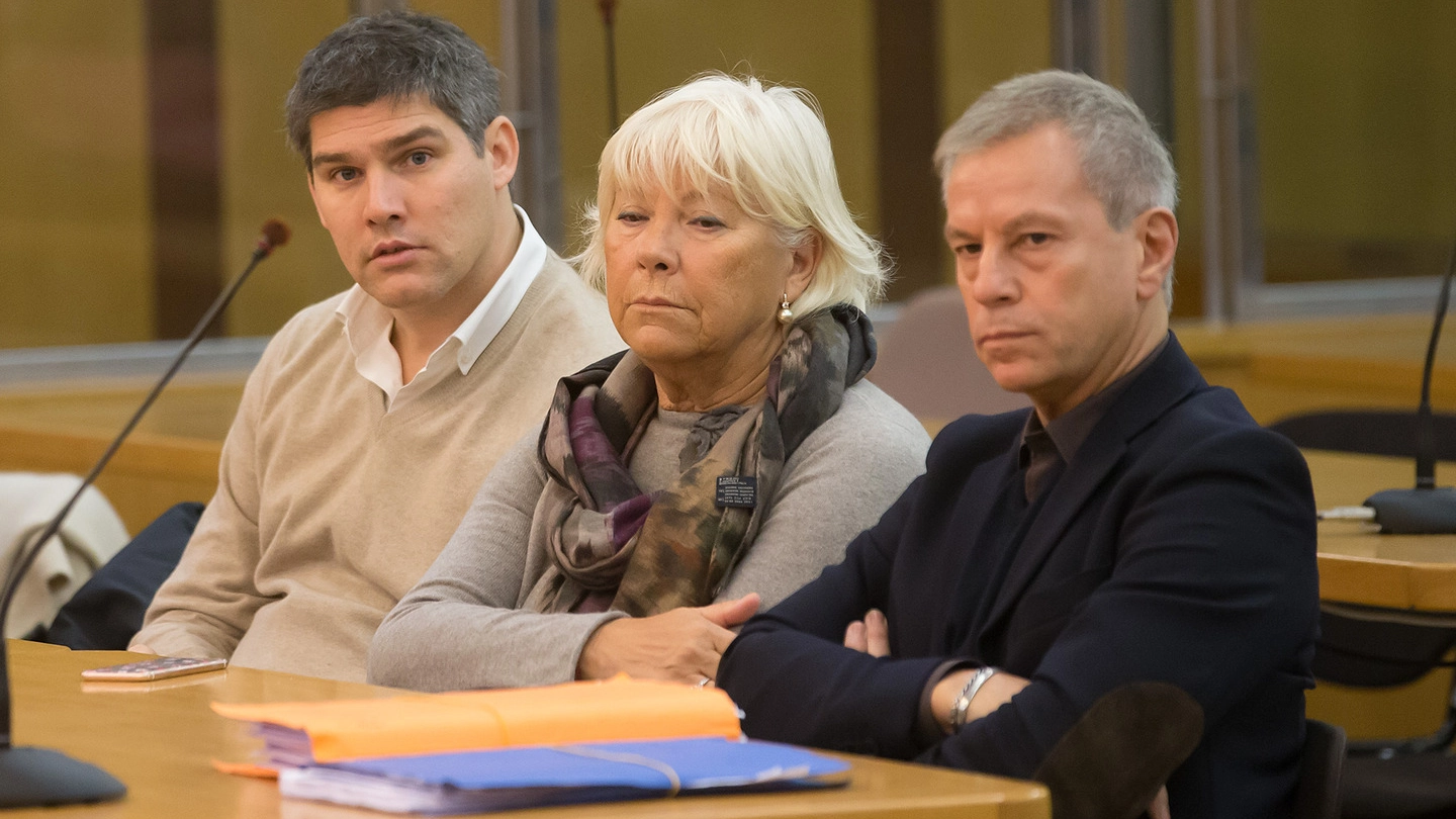 La famiglia di Giulia Ballestri durante  il processo:  da sinistra Guido, il fratello di Giulia, la madre Rossana Marangoni e l’avvocato Giovanni Scudellari