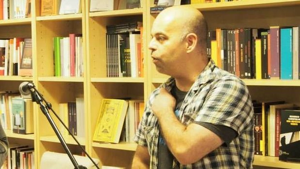 Beppe Marchetti, 40 anni, nella sua libreria