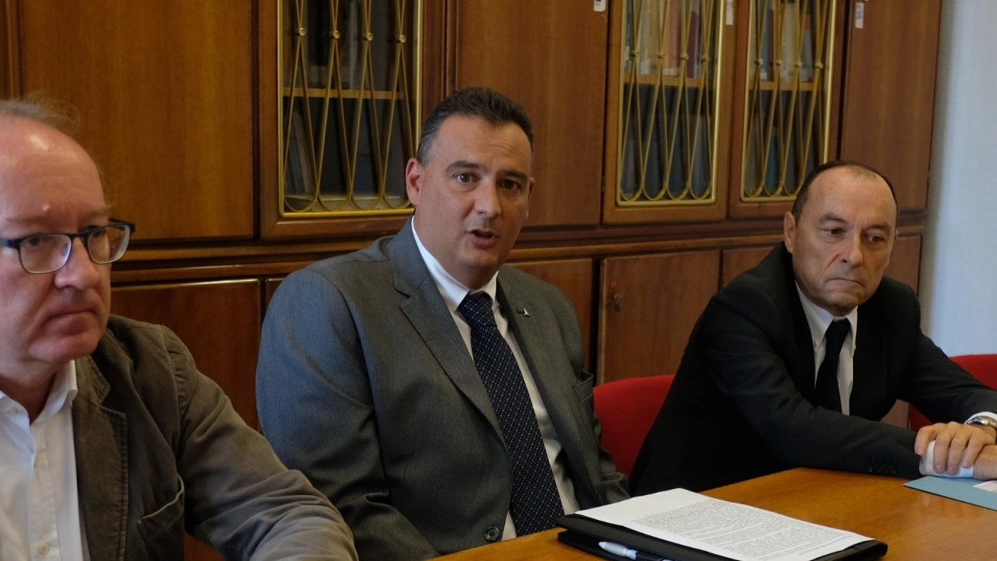 Il dottor Giacomo Costa con i direttori sanitari Stefano Busetti (Ausl) e Paolo Masperi (presidio forlivese)