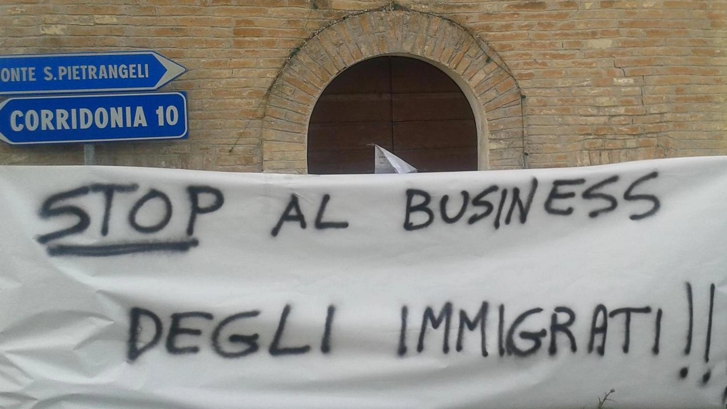 Uno degli striscioni contro l’arrivo degli immigrati a Francavilla d’Ete