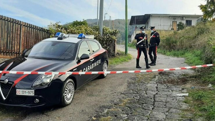 Rilievi dei carabinieri in corso nel luogo dove due giovani sono stati uccisi a Ercolano