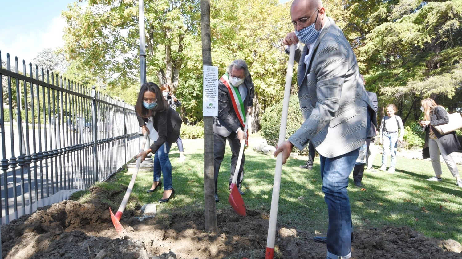 Bonaccini, Priolo e Pasquali a Bobbio piantano il primo dei 4,5 milioni di alberi