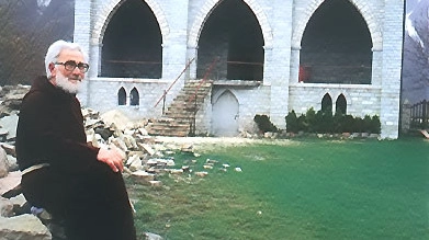 Padre Pietro Lavini davanti all’eremo di San Leonardo, nella zona della gola dell’Infernaccio