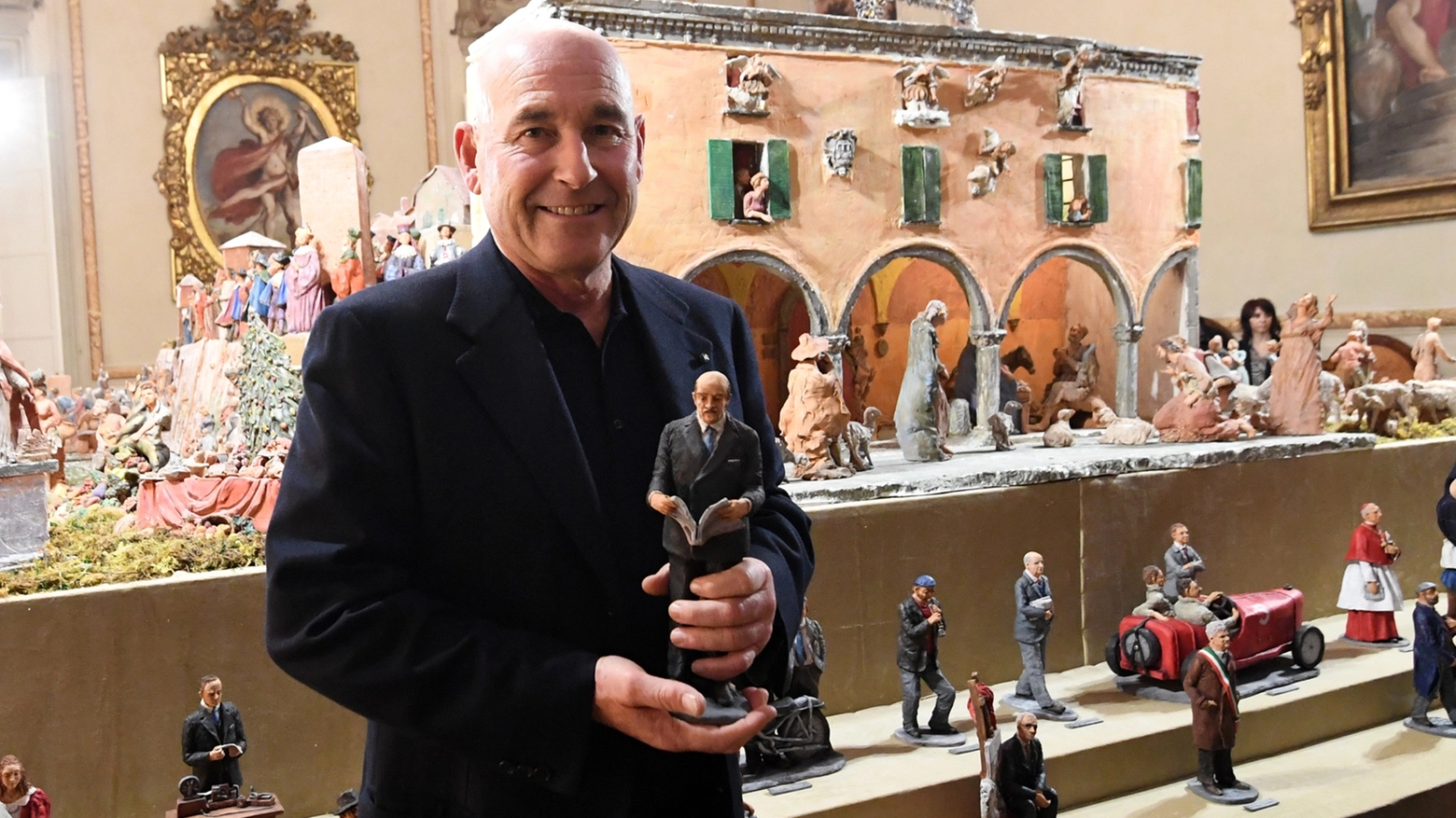 Andrea Riffeser Monti con la statuina del cavalier Attilio Monti (foto Schicchi)
