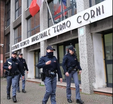 Istituto Corni di Modena: prof aggredito da due studenti che aveva sorpreso a fumare