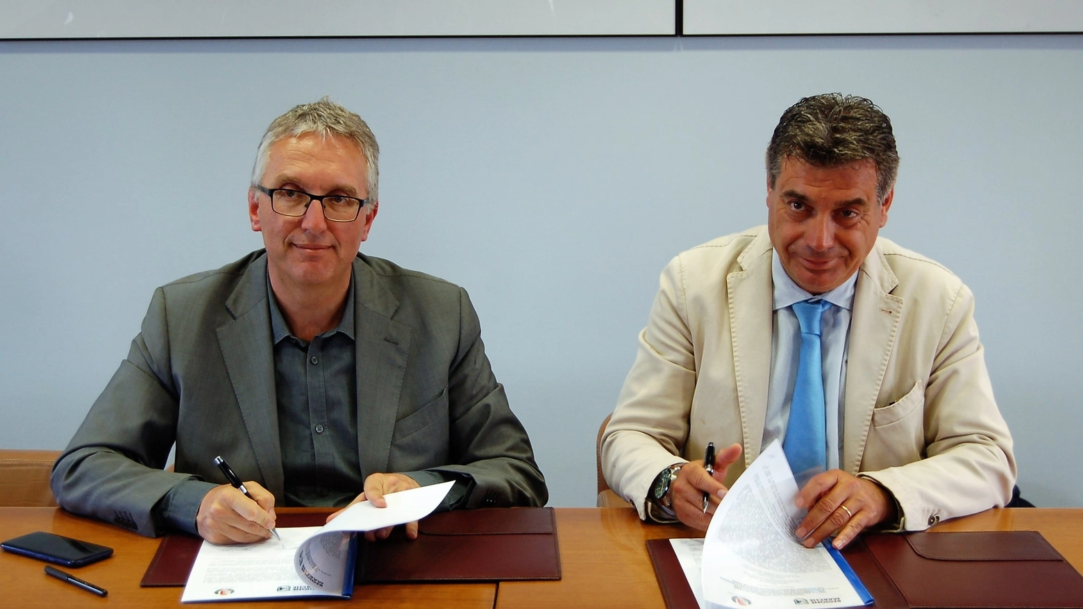 Il sindaco Seri e il presidente Ceriscioli mentre firmano il protocollo