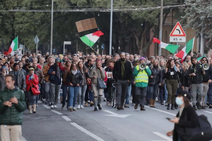 Il corteo dei no Green paass: anche oggi in tremila in piazza a Bologna (Fotoschicchi)