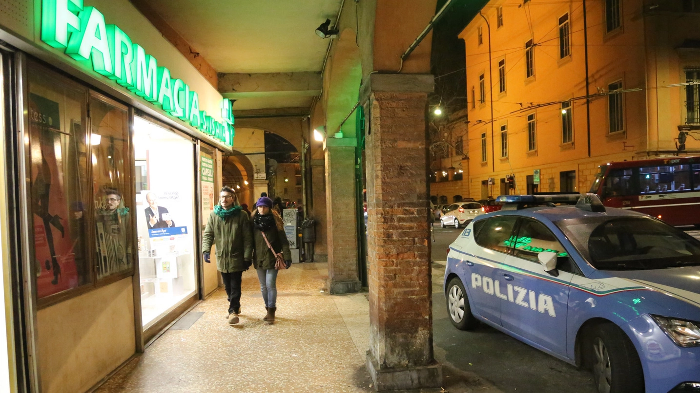 La polizia davanti alla farmacia Sant’Isaia, presa di mira dal rapinatore (Schicchi)