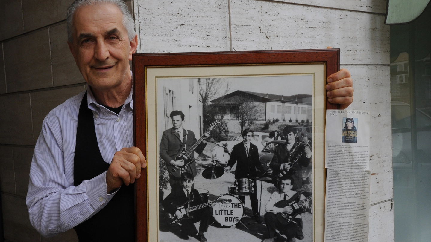 Il titolare della pasticceria Dondi con la foto del primo complesso di Vasco Rossi