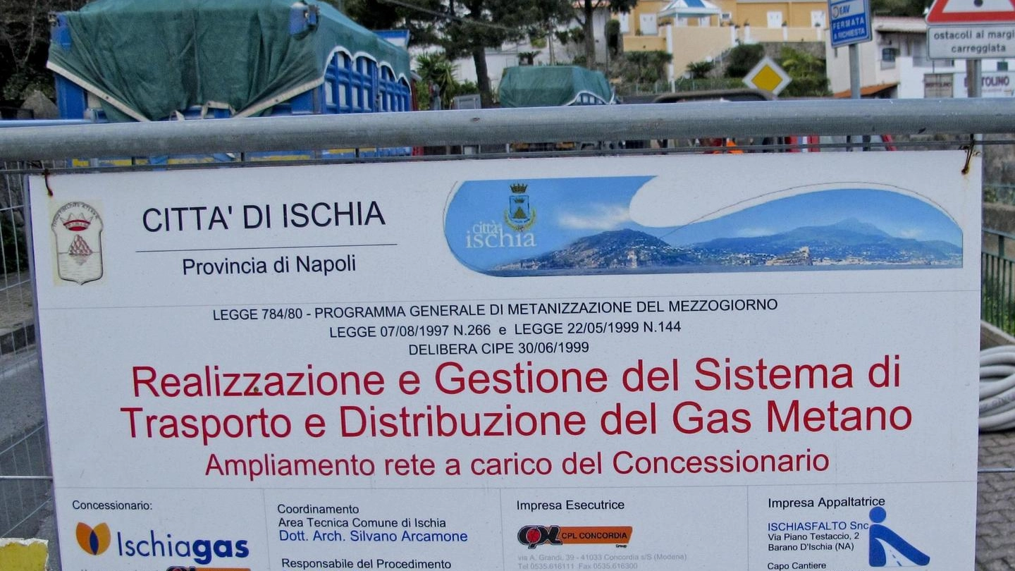 Il cartello che annuncia i lavori per la metanizzazione di Ischia   