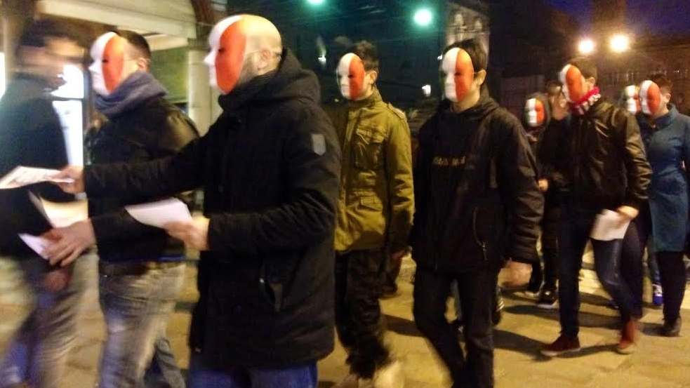 Gli attivisti di Casapound con le maschere tricolori