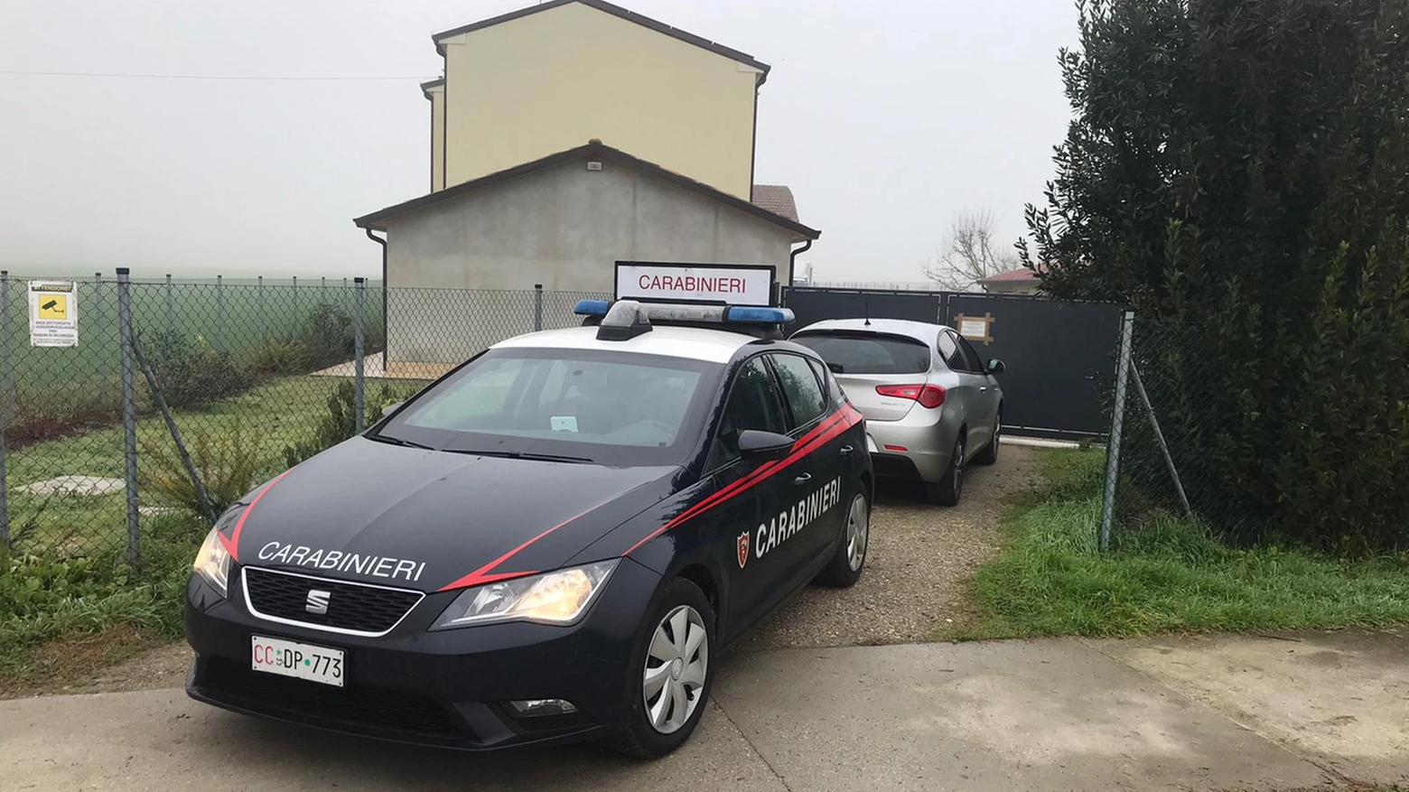I carabinieri davanti alla casa dove è avvenuta la tragedia (foto Zani)