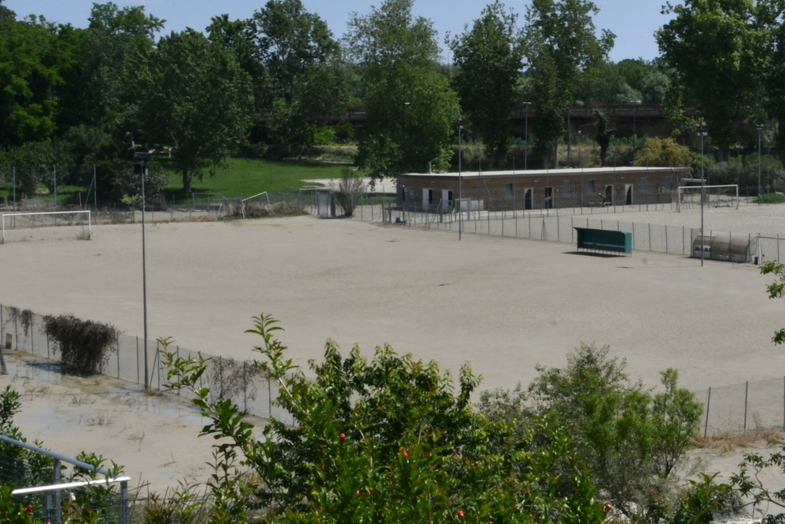 I due campi da calcio interamente ricoperti dal fango visti dai terrazzi della case circostanti (Salieri)