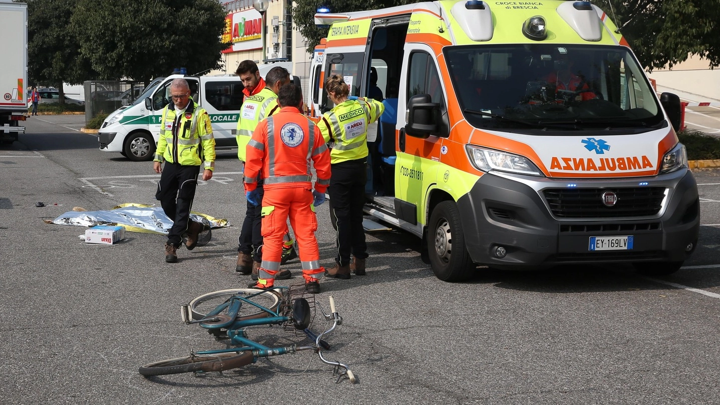Morto un ciclista di 64 anni investito da un’auto (foto repertorio)