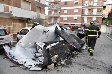 Maltempo a Macerata: alberi caduti sulle case e tetti scoperchiati. Un uomo ferito alla testa