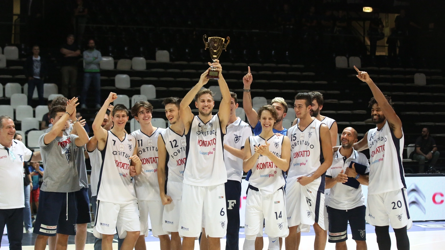 La squadra solleva il primo trofeo di stagione (Foto Schicchi)