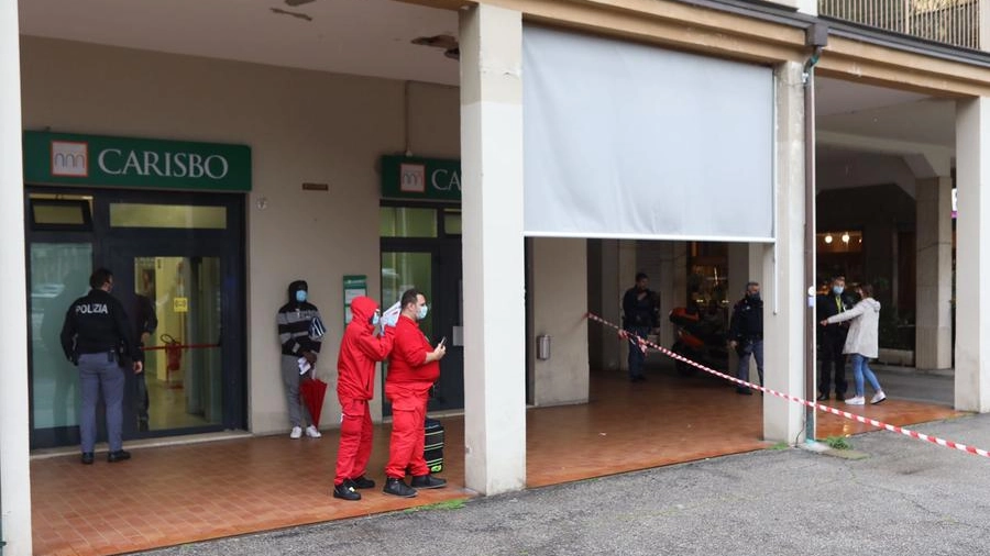 Bologna, rapina con sparatoria alla Carisbo di via Bentini