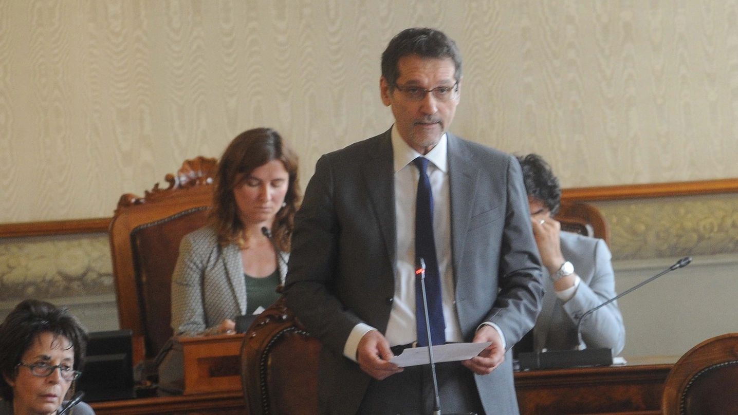 Il sindaco Virginio Merola in consiglio comunale