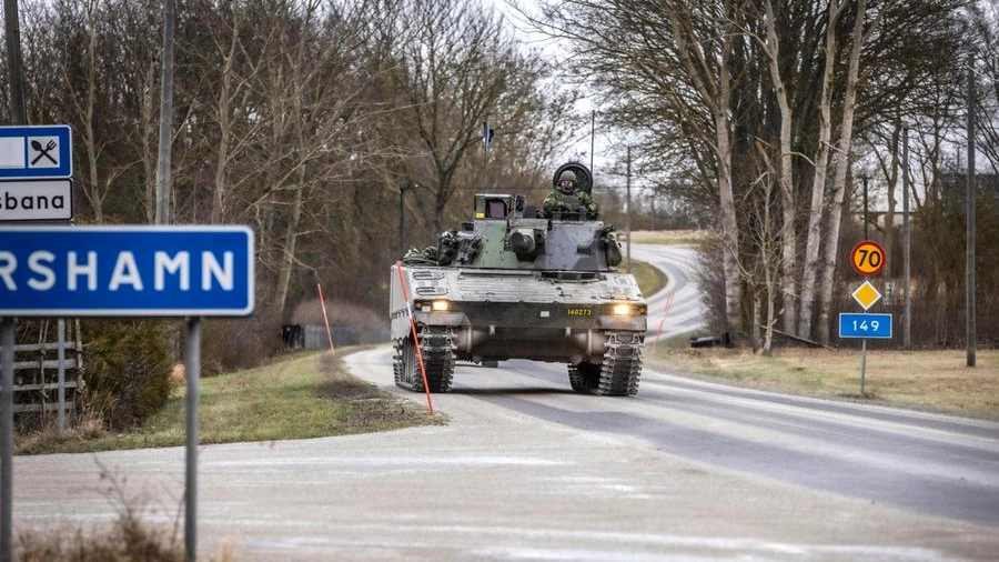 Un carro armato svedese pronto sull'isola di Gotland, nel mar Baltico