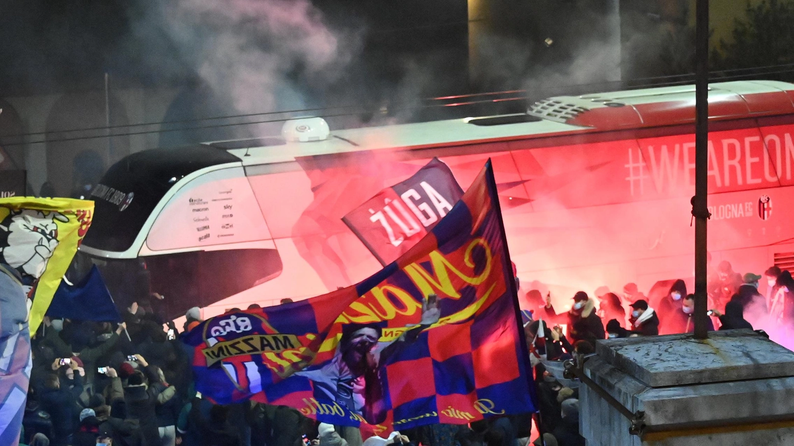 Il pullman del Bologna accolto dai tifosi