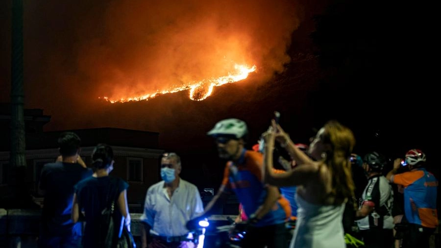 L'incendio sul Monte Catillo a Tivoli (Ansa)