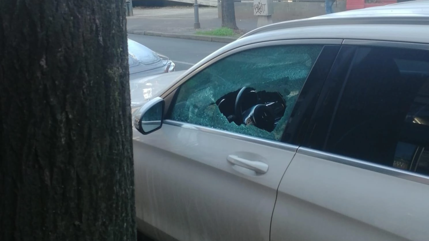 I vandali non si fermano, ancora un’auto danneggiata