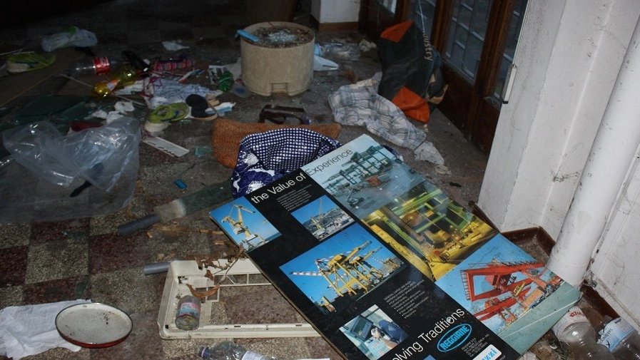 Rifiuti per terraDEGRADO Le immagini parlano chiaro: le ex Officine Reggiane ospitano rifiuti di ogni genere e sono la casa di senzatetto e spacciatori