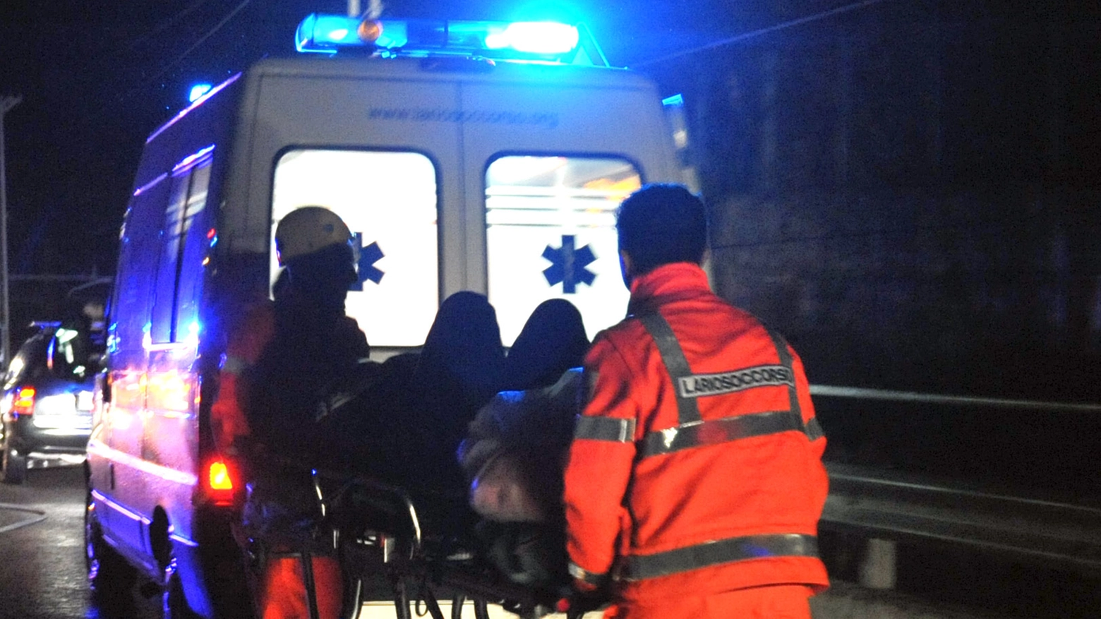 Ambulanza nella notte (foto di repertorio)