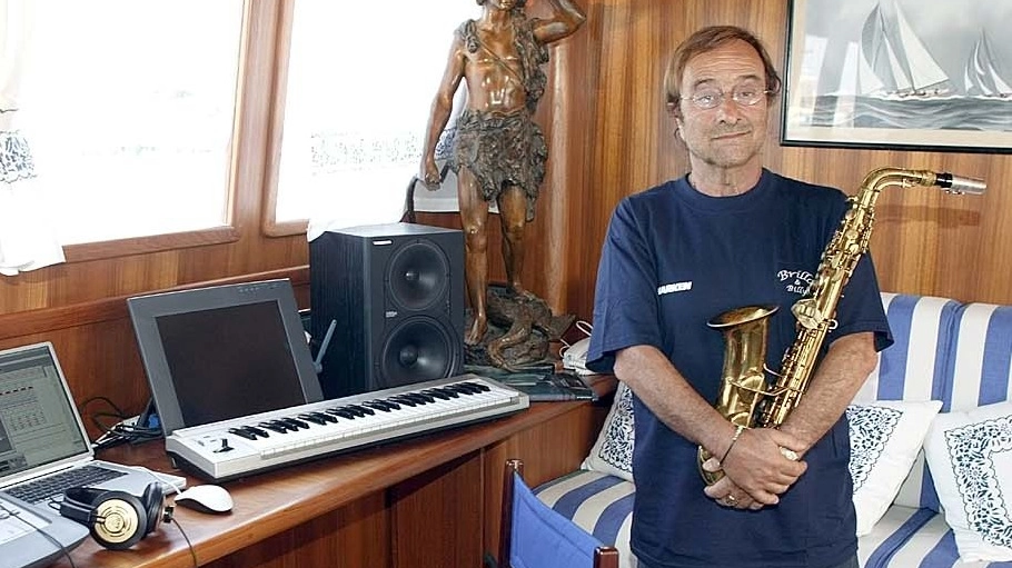 Lucio Dalla nella sua barca trasformata in studio di registrazione (Bove)