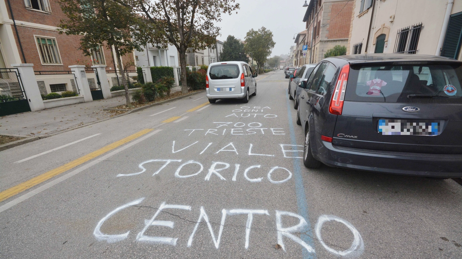 Rovigo, le proteste dei residenti sull'asfalto di viale Trieste (foto Donzelli)