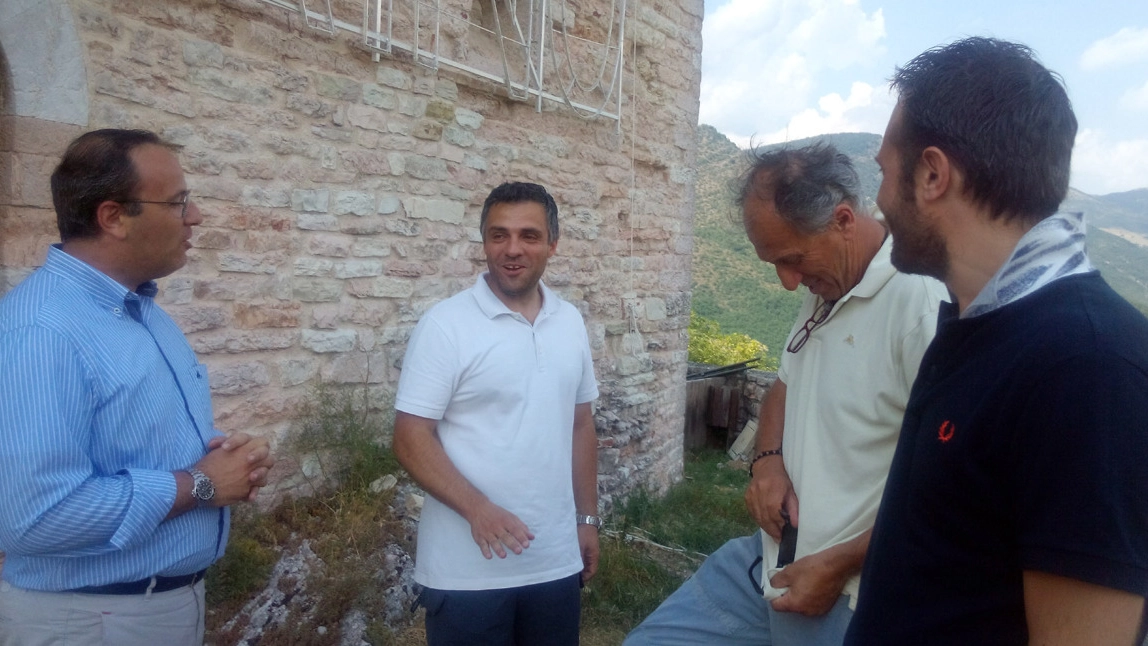 Il sindaco Pasqui e il vicesindaco Lucarelli  durante il sopralluogo con i tecnici a Rocca Varano