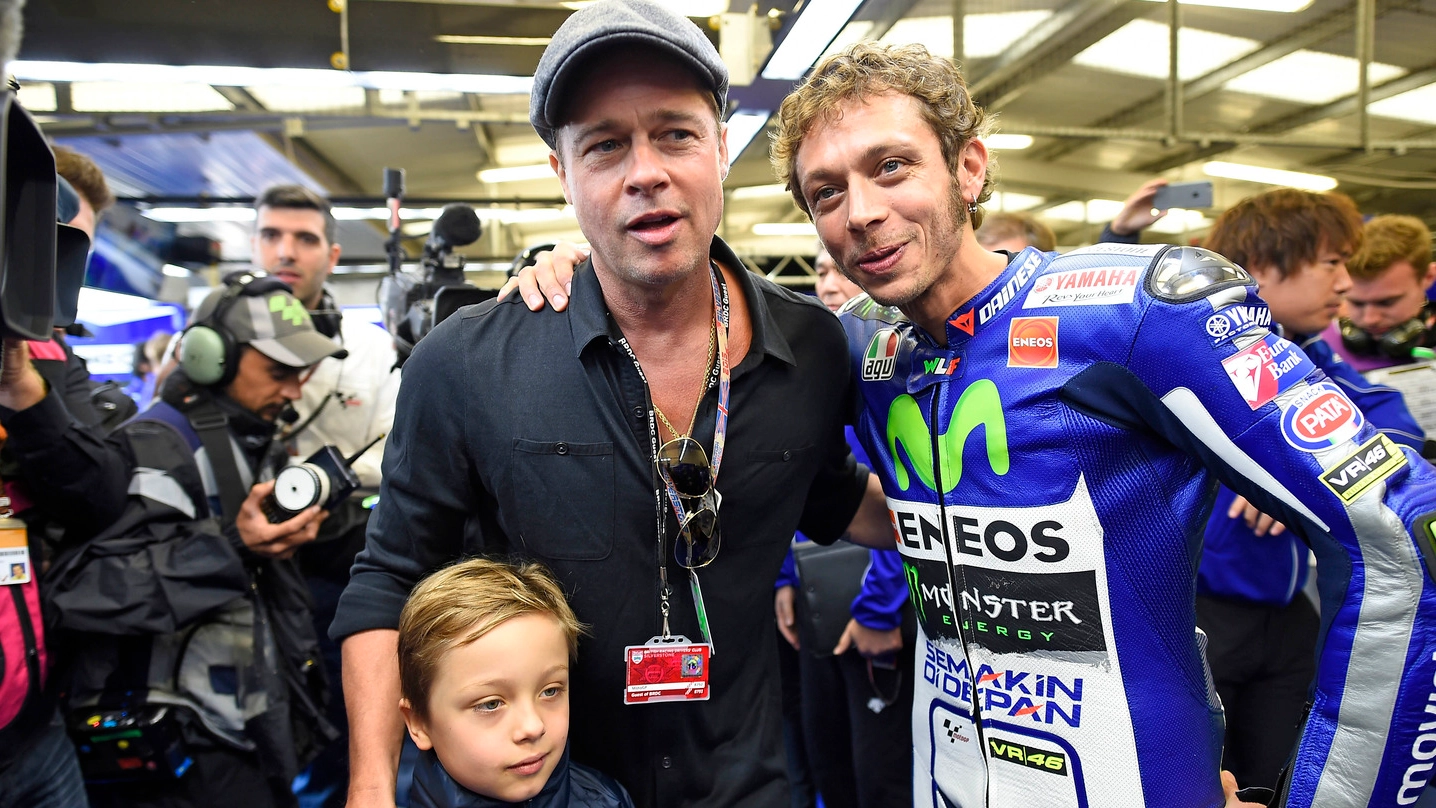 Valentino Rossi con Brad Pitt e il figlio dell’attore
